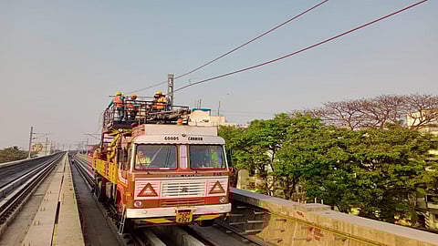 रुळांवर चालला खराखुरा ट्रक; मुंबईकरांच्या मेट्रोसाठी काहीपण