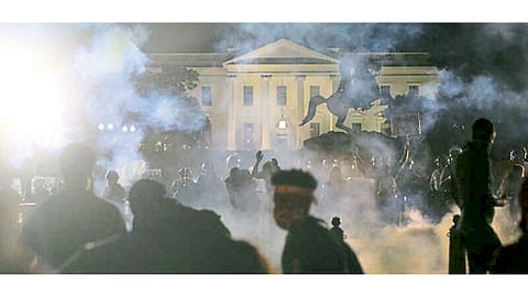 वॉशिंग्टन - व्हाइट हाउसपर्यंत आंदोलनाचा वणवा येऊन धडकला.