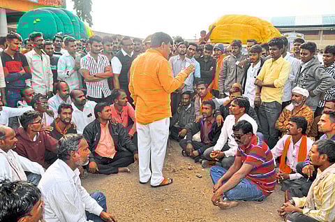 यवतमाळ : आंदोलक शेतकऱ्यांचे म्हणणे ऐकताना बाजार समितीचे सभापती रवींद्र ढोक.