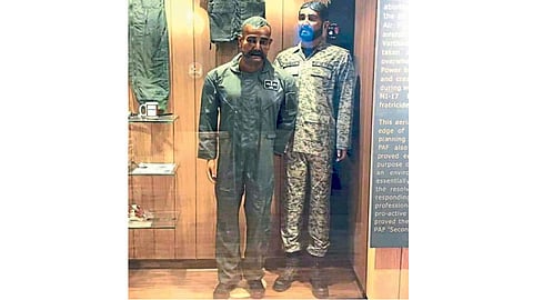 कराची येथील युद्ध संग्रहालयात उभारलेला विंग कमांडर अभिनंदन वर्धमान यांचा पुतळा.