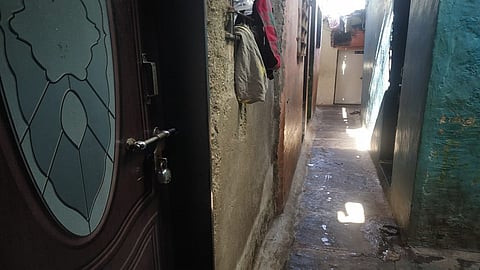 विक्रोळी परिसरात घरांना लावलेले लाॅक.