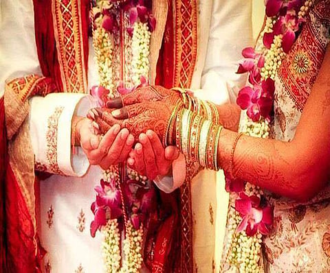 Children steal gold ornaments from the wedding hall