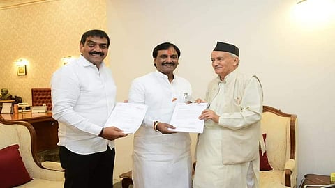 औरंगाबाद : राज्यपाल भगत सिंह कोश्यारी यांना निवेदन देताना शिवसेना आमदार अंबादास दानवे. सोबत माजी महापौर विकास जैन.