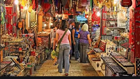 निर्बंध शिथील झाली... दुकाने ऊघडली, पण फॅशन स्ट्रीट सुना-सुनाच...