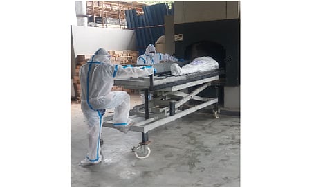 साहेब, एकदाच चेहरा बघू द्या ना! कोरोनाग्रस्त मृताच्या नातेवाईकांची आर्त हाक