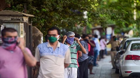 मुंबईकरांनी केली मनसोक्त गटारी साजरी; चिकण, मटणच्या दुकानांसमोर लांब रांगा