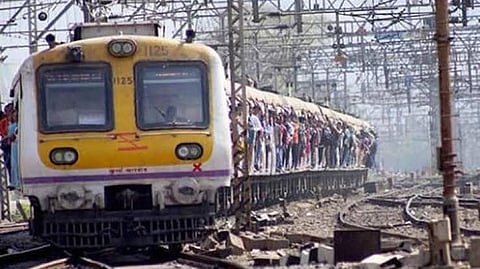 ...म्हणुन त्या महिलेने स्वत:ची ओढणी जखमी तरूणीकडे फेकली