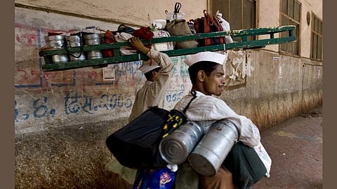 परप्रांतीय कामगार तुपाशी अन् भूमीपुत्र मात्र उपाशी; डबेवाल्यांच्या मागणीकडे राज्यसरकारचे दूर्लक्ष