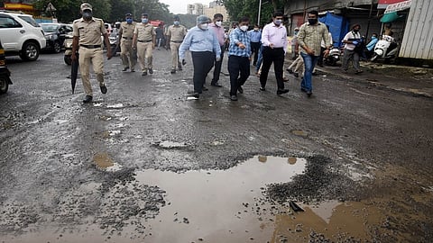 ठाण्याचे आयुक्त ऑनफिल्ड! एका दिवसात 850 खड्डे बुजवले; बांधकाम विभागातील अधिकाऱ्यांनाही सुनावले