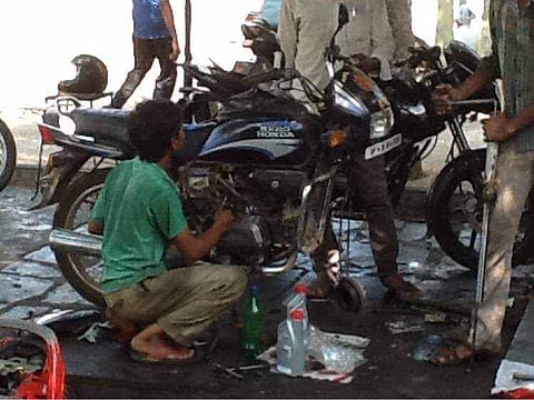 ऑटोमोबाईल, गॅरेज कामगारांच्या अर्थचक्राला ब्रेक! जगणं झालं मुश्किल