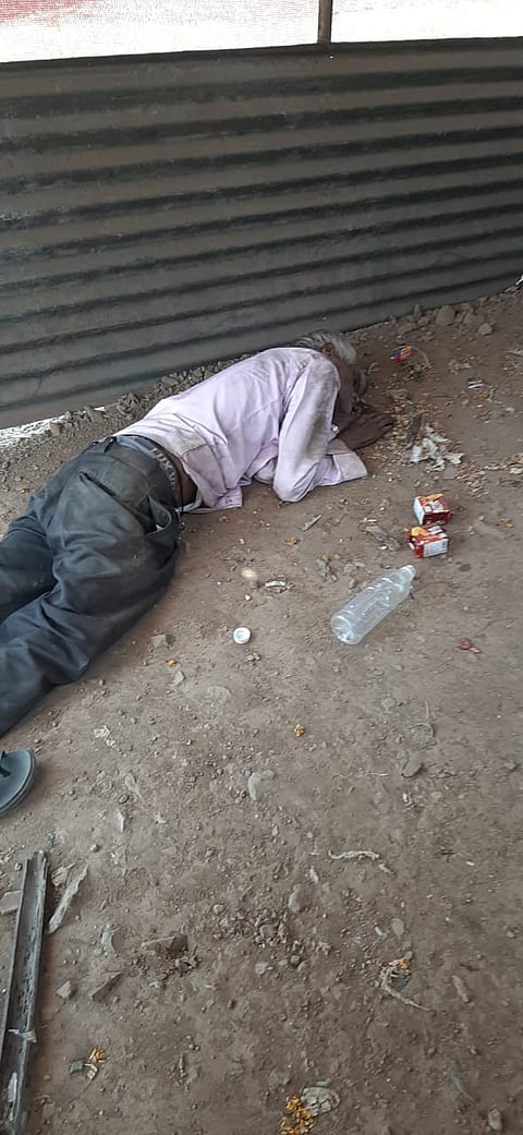 इथे माणुसकीही ओशाळली! तो तडफडून मेला, कुणी जवळही नाही गेला...