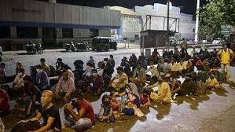 ट्रेन राजस्थानसाठी, अफवा बिहार ट्रेनची... दोन हजार मजूरांनी मांडला ठिय्या