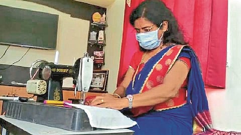 अंबड : शिलाई मशीनवर मास्कचे शिवणकाम करताना आशा गाडेकर.