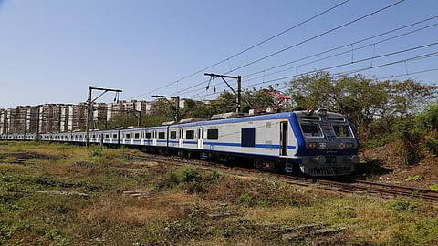 मध्य रेल्वेवर धावली पहिली एसी लोकल
