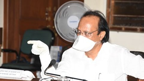 मेट्रोच्या जागा तातडीने ताब्यात घ्या - अजित पवार