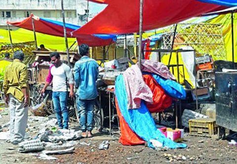 परतवाडा ः जमावाने केलेली तोडफोड.