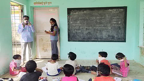 12th class girl teach student in tulajapur village of amravati12th class girl teach student in tulajapur village of amravati