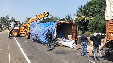 पुणे-बंगळूर महामार्गावर विचित्र अपघात; मालट्रक-जीपच्या धडकेत चौघे जखमी