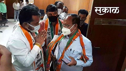 पदाधिकारी राष्ट्रवादीचा, गमछा भाजपचा आणि प्रवेश सत्कार मनपा अधिकाऱ्यांचा; काय आहे हा प्रकार? जाणून घ्या