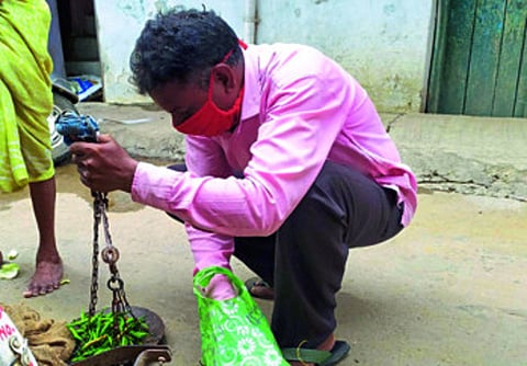 पवनी : बॅंड बंद झाल्यामुळे उपजीविकेसाठी भाजीपाला विकताना राजेश खडसे.