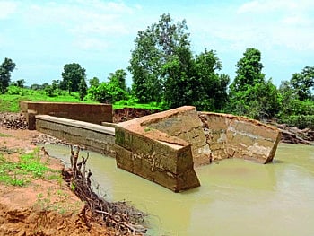 कोरची : जलयुक्त शिवार योजनेचा तुटलेला बंधारा.