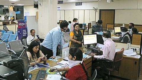 बॅंकांमध्ये वाढतेय गर्दी