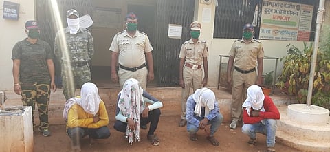 गोंदिया : अटकेतील आरोपींसह स्थानिक गुन्हे शाखेच्या पथकातील पोलिस अधिकारी, कर्मचारी.