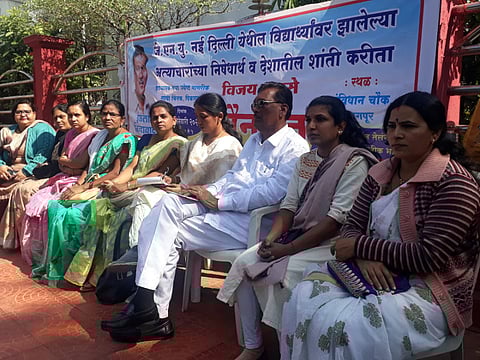 आंदोलनात सहभागी प्रा. बारसे आणि महिला आंदोलक