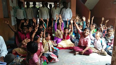 नवीन खोलीच्या मागणीसाठी गटशिक्षण कार्यालयात भरविली दोन तास शाळा