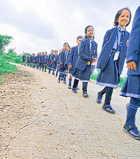 भंडारा : ड्रेसकोडमध्ये शाळेत आलेले विद्यार्थी.