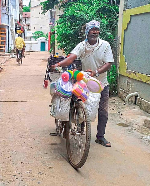 सायकलवरून वस्तू विकण्यासाठी नेताना हिरामण तलमले.