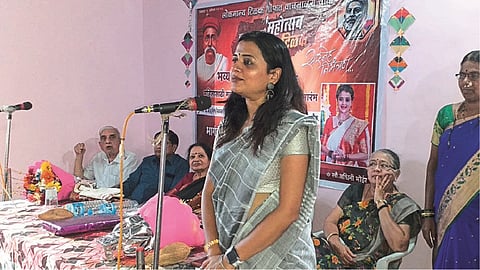 खोपोली : लोकमान्य टिळक वाचनालयाच्या कार्यक्रमात विचार व्यक्त करताना भार्गवी चिरमुले.