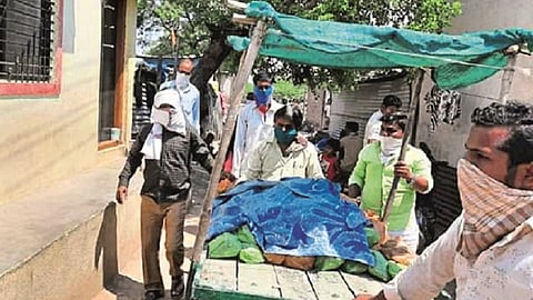 नित्रुड (ता. माजलगाव) येथे भेंडी वाटप करताना अशोक डाके.
