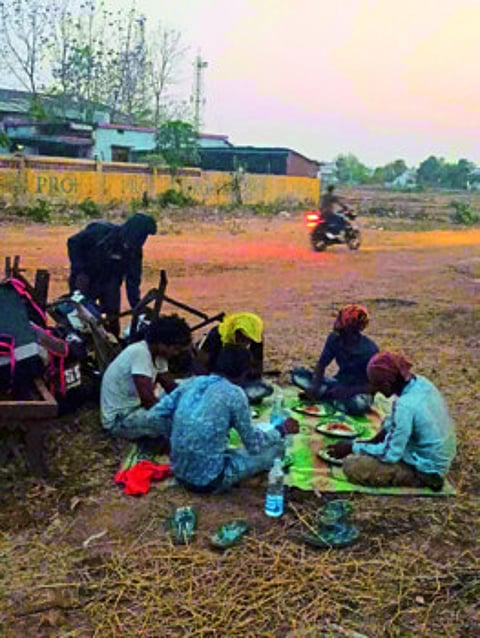 नवेगावबांध : येथून जाणाऱ्या सहा युवकांना जेवण देताना मित्र परिवाराचे कार्यकर्ते.