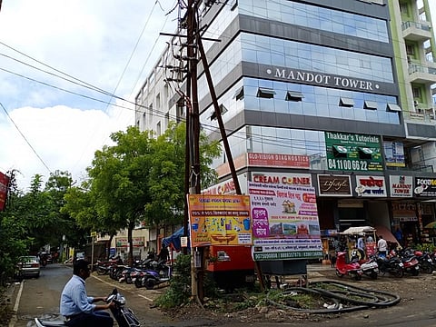 विजेच्या धक्क्याने कर्मचाऱयाचा खांबावर मृत्यू