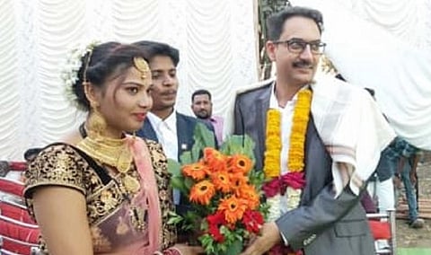 डॉक्टरांचा सत्कार करताना नवदांपत्य