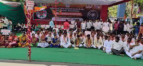 सोलापूर ः भाजपच्या वतीने मंगळवारी जिल्हाधिकारी कार्यालयासमोर धरणे आंदोलन करण्यासाठी उपस्थित असलेले पक्षाचे पदाधिकारी व कार्यकर्ते.