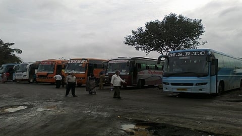 खासगी बसवाहतूक सुरु, मग एसटीची वाहतूक बंद का?