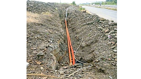 पुणे-बंगळूर महामार्गालगत केबल खोदाईमुळे शेतजमिनीचे नुकसान; वाहनचालकांसाठी धोकादायक स्थिती