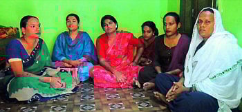 आपली कैफियत व्यक्त करताना तृतीयपंथी.