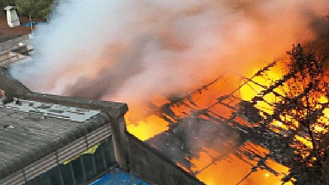 चिंचवड स्टेशन येथील गोदामाला आग