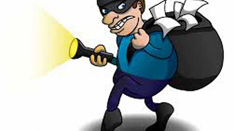 akola theft in a Corona-positive patient's home