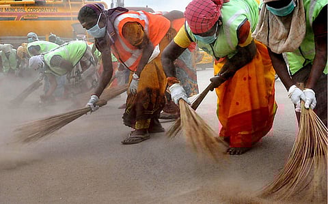 आपत्कालीन स्थितीत ते राबतात..मात्र "मनपा'ने त्यांचे वेतन थकवले