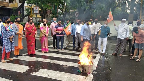 निगडी प्राधिकरणात चिनी वस्तूंची होळी; भाजपकडून जोडे मारा आंदोलन