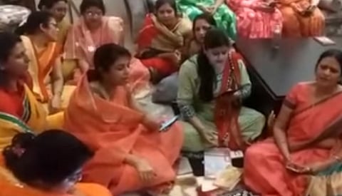Video : कोरोना भाग जा, भारत में थारो कैन काम काम रे; महिलांच्या गाण्याचा व्हिडिओ व्हायरल