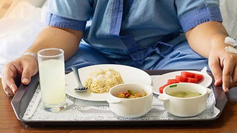 कोरोनाबाधित रुग्ण म्हणतायेत, 'आम्हाला पोटभर जेवण द्या'; वायसीएम रुग्णालयातील स्थिती