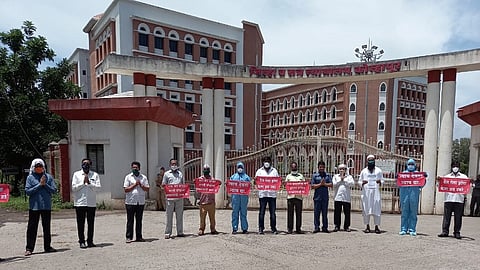 Silent protests were held in front of the justice complex at Raman Mallya on behalf of the city action committee