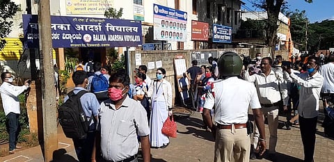 crowd of parents outside the examination center is becoming a matter of concern for all in belgum