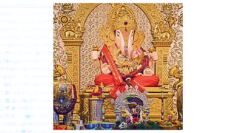 ‘दगडूशेठ’ गणपतीला ४० किलोंचे नवे दागिने