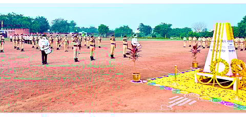 दौंड येथे हुतात्मा पोलिसांना अभिवादन